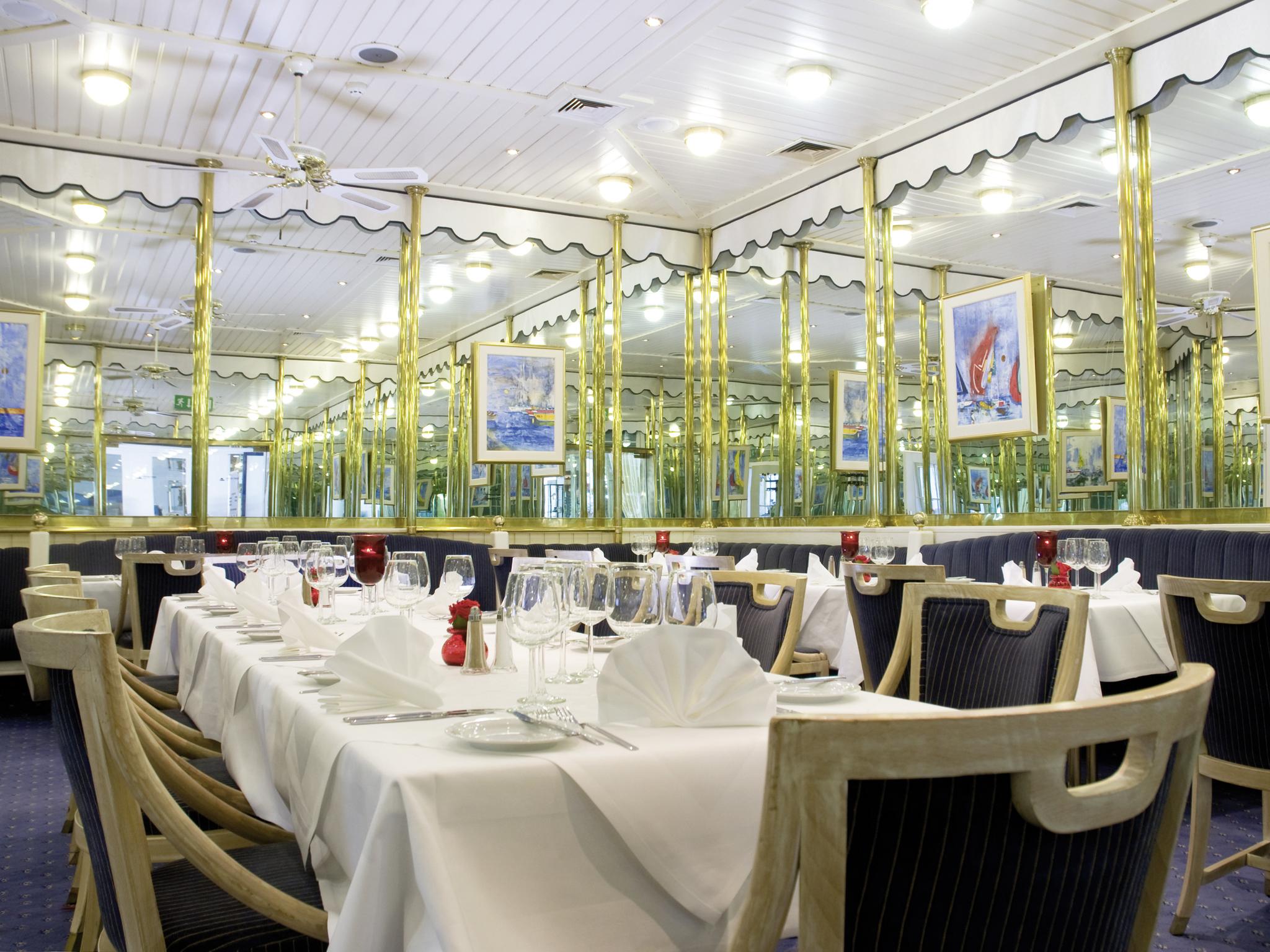 Eventhotel Pyramide 4*