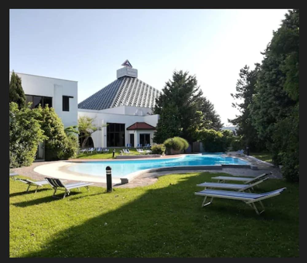 Eventhotel Pyramide 4*